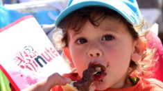 Un petit garçon de deux ans croque dans un biscuit Nutella et recrache une tête de souris