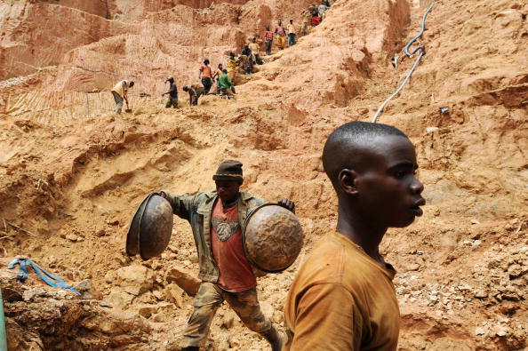 -Des travailleurs creusent dans une mine d'or le 23 février 2009 à Chudja, près de Bunia, dans le nord-est du Congo. Le conflit au Congo a souvent été lié à une lutte pour le contrôle de ses ressources minérales. Le Congo est riche en ressources minérales telles que l'or, les diamants, l'étain et le cobalt. Photo LIONEL HEALING / AFP via Getty Images.
