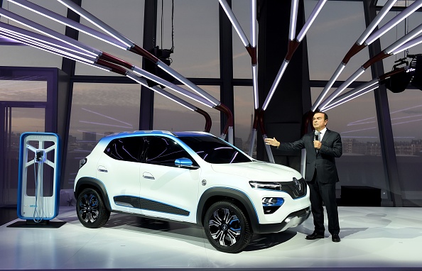 -Carlos Ghosn présentait la Renault K-ZE pour le marché chinois lors d'une première mondiale dans le cadre d'une "soirée électrique" Renault le 1er octobre 2018 à la veille de la première journée presse de Paris Exposition de véhicules. Photo par ERIC PIERMONT / AFP via Getty Images.