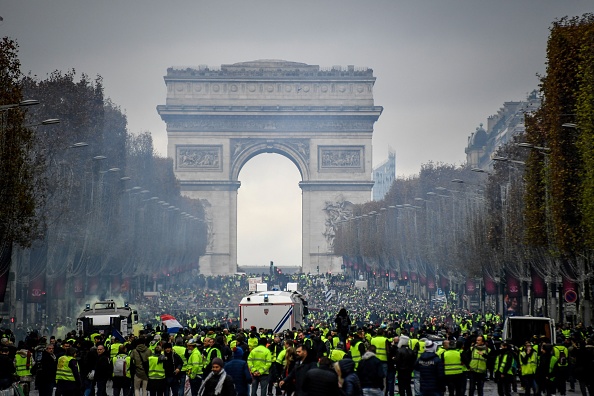 Une manifestation de "Gilets jaunes" sur les Champs-Élysees, à Paris, en novembre 2018. (Photo :  BERTRAND GUAY/AFP via Getty Images)