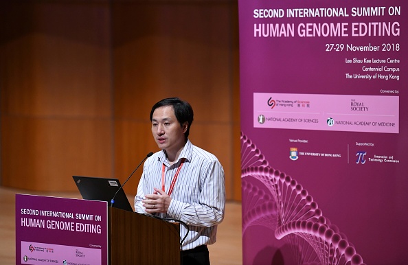 -Le scientifique chinois He Jiankui s'exprime lors du deuxième Sommet international sur l'édition du génome humain à Hong Kong le 28 novembre 2018. Photo par Anthony WALLACE / AFP via Getty Images.