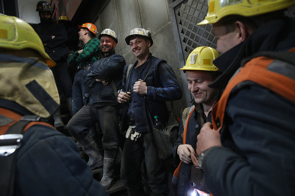 -La mine, détenue par la société minière polonaise JSW, est la plus grande mine de charbon de Pologne, avec 3900 mineurs descendant sous terre pour produire 13,5 mille tonnes de charbon de haute qualité chaque jour qui seront destinées à la cokéfaction dans des aciéries en Europe. Photo par Sean Gallup / Getty Images.