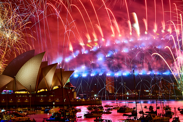 -Les feux d'artifice explosent sur le pont du port de Sydney et l'opéra de Sydney pendant le spectacle de minuit lors des célébrations du 31 décembre 2018 au 1er janvier 2019 à Sydney, en Australie. Photo de Brett Hemmings / Getty Images.