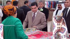 Le tapis turkmène distingué par l’Unesco, le président jubile