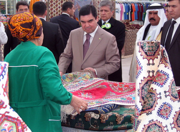 -Le président du Turkménistan Gurbanguly Berdymukhamedov s'entretient avec un vendeur du marché à Achgabat le 15 février 2010, peu de temps après l'ouverture d'un nouveau marché appelé "Gundogar Bazary". Photo IGOR SASIN / AFP via Getty Images.