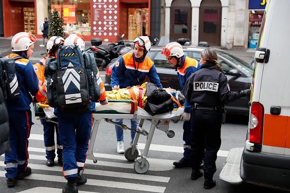 Quatre personnes, dont deux pompiers, sont décédées et plus de soixante personnes ont été blessées dans l'explosion de la rue Trévise à Paris. (Photo : Kiran Ridley/Getty Images)