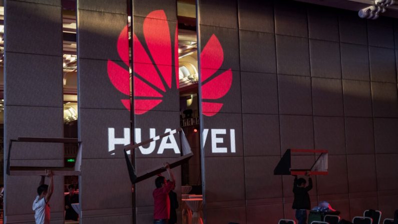 Des travailleurs préparent le lieu du Sommet mondial des analystes Huawei HAS2019 à Shenzhen, en Chine, le 16 avril 2019. (Billy H.C. Kwok/Getty Images)
