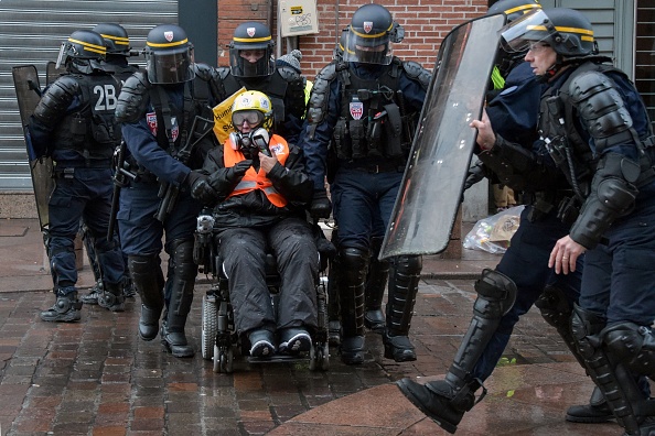 Odile Maurin,   présidente de l'association de défense des droits des personnes handicapées Handi-Social, est interpellée par des policiers lors d'une manifestation organisée par le mouvement des "Gilets jaunes" en janvier 2019 sur la place du Capitole à Toulouse.   (Photo : PASCAL PAVANI/AFP via Getty Images)