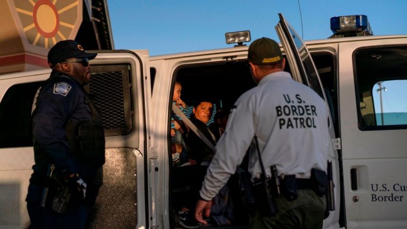 Des migrants, pour la plupart originaires d'Amérique centrale, montent à bord d'une camionnette qui les conduira à un centre de traitement le 16 mai 2019, à El Paso, au Texas. (PAUL RATJE/AFP via Getty Images)