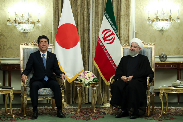 -Dans cette photo publiée par la présidence iranienne, le président iranien Hassan Rouhani avait rencontré le Premier ministre japonais Shinzo Abe, au palais de Saadabad dans la capitale Téhéran le 12 juin 2019. Photo- / AFP via Getty Images.