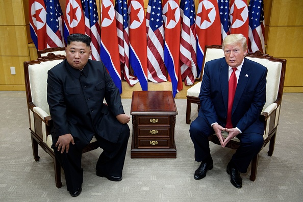 Le leader nord-coréen Kim Jong Un et le président américain Donald Trump se rencontrent du côté sud de la ligne de démarcation militaire qui sépare la Corée du Nord et la Corée du Sud, dans la zone de sécurité commune de Panmunjom dans la zone démilitarisée en juin 30, 2019. (Photo : BRENDAN SMIALOWSKI/AFP via Getty Images)