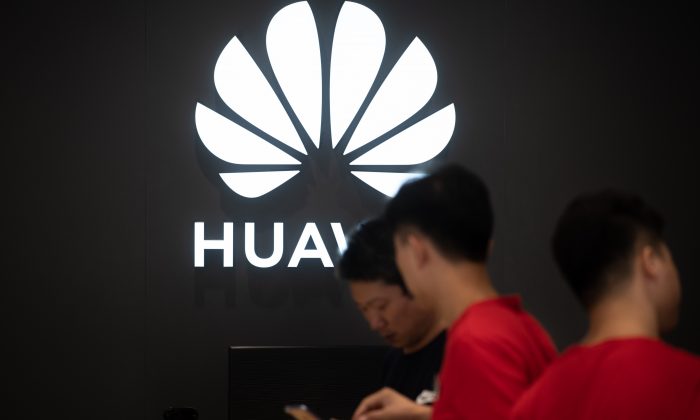 Des employés travaillent dans un magasin Huawei à Dongguan, en Chine, le 9 août 2019. (Fred DufourAFP/Getty Images)