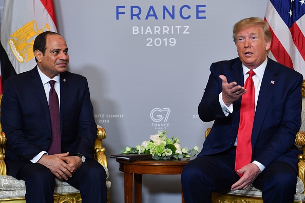 -Le président égyptien et président de l'Union africaine Abdel Fattah al-Sissi et le président américain Donald Trump prennent la parole lors d'une réunion bilatérale à Biarritz, le 26 août 2019, le troisième jour du G7 annuel Sommet. Photo de Nicholas Kamm / AFP via Getty Images.