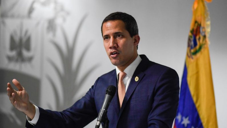 Le président en charge du Venezuela Juan Guaido s'exprime lors d'une conférence de presse à Caracas le 17 octobre 2019. (FEDERICO PARRA/AFP via Getty Images)