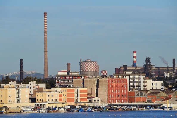-Cette photo prise le 8 novembre 2019 montre une vue générale de l'usine sidérurgique ArcelorMittal Italia, vue devant le quartier résidentiel de Tamburi à Tarente, dans le sud de l'Italie. La société souhaitait supprimer 5000 emplois dans l'une de ses usines. Photo par ANDREAS SOLARO / AFP via Getty Images.