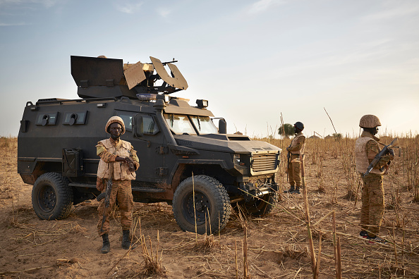 Un groupe de soldats de l'armée burkinabé.  (Photo : MICHELE CATTANI/AFP via Getty Images)