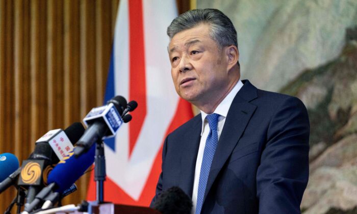 L'ambassadeur de Chine en Grande-Bretagne, Liu Xiaoming, s'adresse à la presse lors d'une conférence de presse à propos de la persistance des troubles à Hong Kong, à l'ambassade de Chine à Londres le 18 novembre 2019. (NIKLAS HALLE'N / AFP via Getty Images)