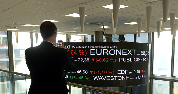 -Les Bourses européennes ont terminé en petite hausse avant noël. Photo ERIC PIERMONT / AFP via Getty Images.