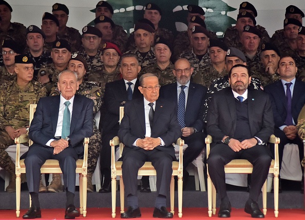 Le président du Parlement libanais Nabih Berri (gauche), le président Michel Aoun (centre) et le Premier ministre Saad Hariri (droite) assistent à un défilé militaire commémorant le 76e anniversaire de l'indépendance libanaise de la France au siège du ministère de la Défense à Yarze près du palais présidentiel de Baabda au sud-est de la capitale le 22 novembre 2019 .(Photo : AFP via Getty Images)