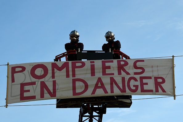 Le 22 novembre 2019, devant leur caserne de Rennes, les pompiers ont brandi une banderole portant la mention "Pompiers en danger". (Photo : DAMIEN MEYER/AFP via Getty Images)