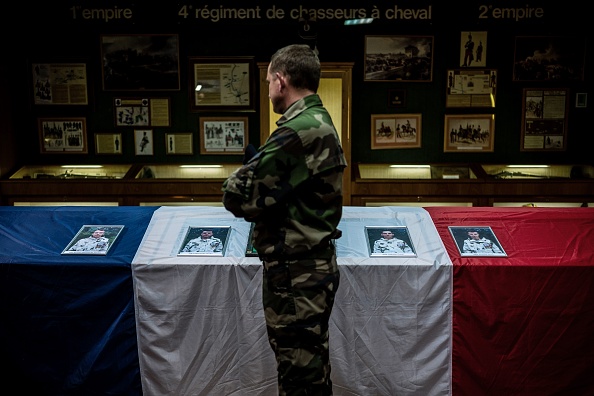 Le colonel Nicolas de Chilly rend hommage le 26 novembre 2019 à Gap, dans la salle des honneurs du 4e régiment de chasseurs, aux quatre soldats de son régiment décédés au Mali le 25 novembre 2019. (JEFF PACHOUD / AFP via Getty Images)