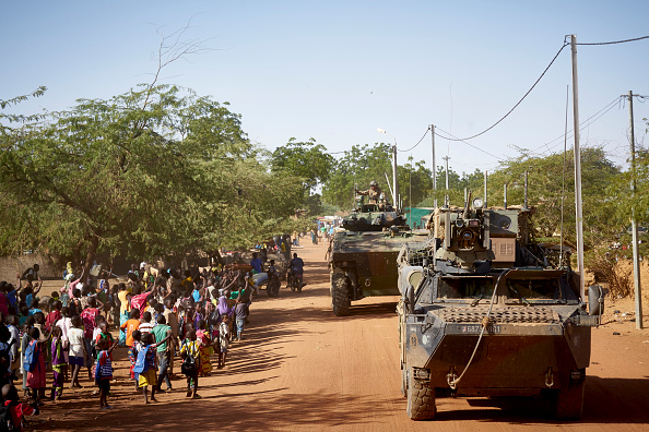 -Des soldats de l'armée française patrouillent le village de Gorom Gorom dans des véhicules blindés lors de l'opération Barkhane dans le nord du Burkina Faso le 14 novembre 2019. Photo de MICHELE CATTANI / AFP via Getty Images.