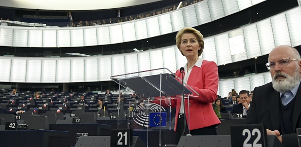 -La présidente élue de la Commission européenne, Ursula von der Leyen, s'exprime en tant que première vice-présidente de la Commission européenne, le 27 novembre 2019 à Strasbourg, dans l'est de la France. Photo de FREDERICK FLORIN / AFP via Getty Images.