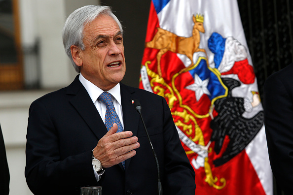 Le président du Chili, Sebastian Piñera, prend la parole lors d'une conférence de presse au Palacio de la Moneda le 27 novembre 2019 à Santiago du Chili. (Photo : Marcelo Hernandez/Getty Images)