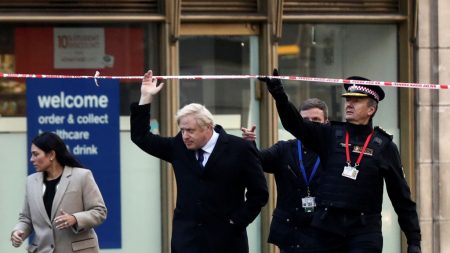 Pas de réduction de peine pour les terroristes, exige Boris Johnson