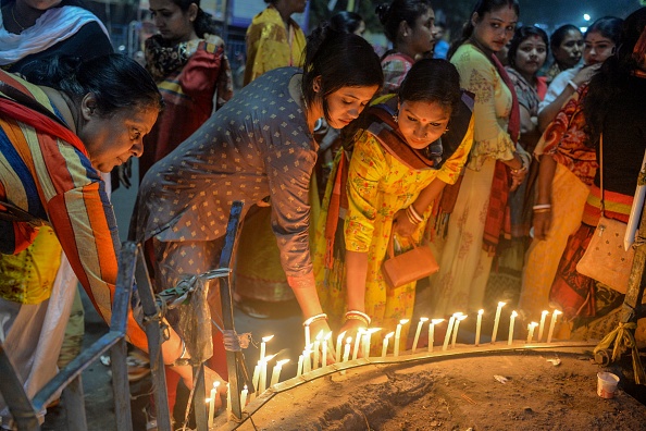 Le 30 novembre dernier, des femmes allument des chandelles à la mémoire d'une jeune vétérinaire de 27 ans, violée et tuée dans la ville d'Hyderabad en Inde. (DIPTENDU DUTTA/AFP via Getty Images)