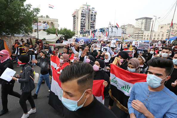 -Les Irakiens participent aux cérémonies de commémoration sur la place Tahrir à Bagdad, le 1er décembre 2019, pour faire le deuil des manifestants tués lors de rassemblements antigouvernementaux. Photo de SABAH ARAR / AFP via Getty Images