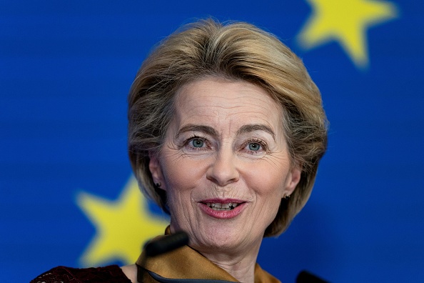La Présidente élue de la Commission européenne, Ursula von der Leyen, assiste à une conférence de presse à la Maison de l'histoire européenne à Bruxelles pour célébrer le 10e anniversaire du traité de Lisbonne le 1er décembre 2019. (Photo : KENZO TRIBOUILLARD/AFP via Getty Images)