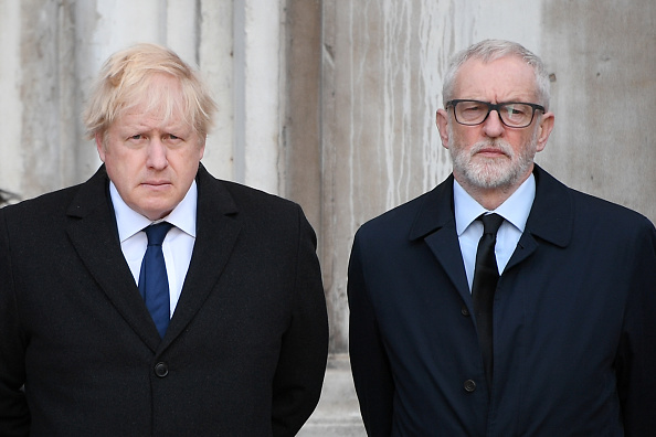 -Le Premier ministre britannique Boris Johnson et le chef du parti travailliste Jeremy Corbyn prennent part à une veillée au Guildhall, dans le centre de Londres, afin de rendre hommage aux victimes de l'attaque terroriste perpétrée au London Bridge, le 2 décembre 2019. Photo de DANIEL LEAL-OLIVAS / AFP via Getty Images.