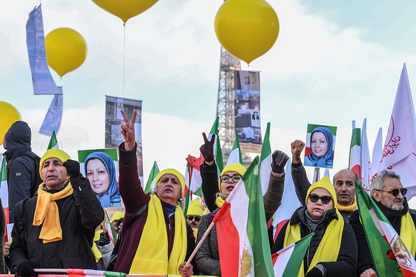 -Les Iraniens se rassemblent pour protester contre la situation en Iran sur le parvis des droits de l'homme à Paris le 2 décembre 2019. Photo ALAIN JOCARD / AFP via Getty Images.