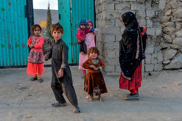 -Sur cette photo prise le 25 novembre 2019, des enfants jouent après leur retour dans leur village après quatre ans de combats entre les forces de sécurité afghanes et le groupe IS dans le district d'Achin, dans la province de Nangarhar. L'agricultrice afghane Gulnar Malik avait eu sa part de difficultés alors que la guerre ravageait son pays pendant quatre décennies, mais rien ne préparait la mère de cinq enfants à l'arrivée du groupe État islamique. Photo de NOORULLAH SHIRZADA / AFP via Getty Images.