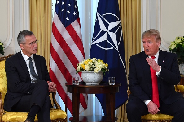 -Le président américain Donald Trump rencontre le secrétaire général de l'OTAN, Jens Stoltenberg, à Winfield House, à Londres, le 3 décembre 2019. Photo de NICHOLAS KAMM / AFP via Getty Images.