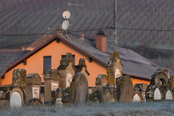 107 tombes ont été retrouvées vandalisées de croix gammées et d'inscriptions antisémites dans le cimetière juif de Westhoffen près de Strasbourg. (Photo : PATRICK HERTZOG/AFP via Getty Images)