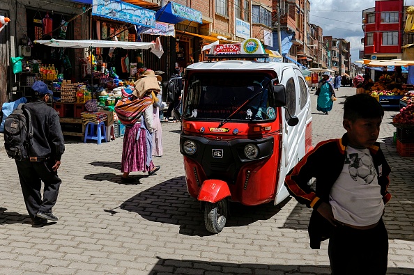 -Un taxi est vu dans les rues d'Achacachi, une municipalité rurale du département bolivien de La Paz, le 30 novembre 2019. Photo par JORGE BERNAL / AFP via Getty Images.
