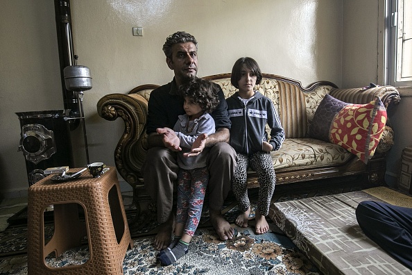 -Le réalisateur syrien kurde Teymour Ifdaki, âgé de 42 ans, a eu sa maison incendiée et sa collection de 500 livres a été brûlée par des combattants syriens soutenus par la Turquie le 29 novembre 2019. Photo par DELIL SOULEIMAN / AFP via Getty Images.
