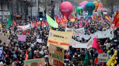 Retraites: plus de 180.000 manifestants à la mi-journée dans une trentaine de villes, selon les autorités