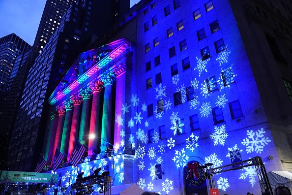 -La façade de la Bourse de New York est éclairée aux couleurs des fêtes le 5 décembre 2019 à New York. L’économie des Etats-Unis affiche une santé bien meilleure que celle des autres pays industrialisés. Photo de BRYAN R. SMITH / AFP via Getty Images.