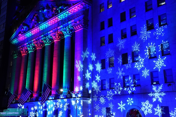 -La façade de la Bourse de New York est éclairée aux couleurs des fêtes à New York. La Bourse de New York a terminé en hausse pour la cinquième séance consécutive mardi, atteignant tranquillement de nouveaux records. Photo de BRYAN R. SMITH / AFP via Getty Images.