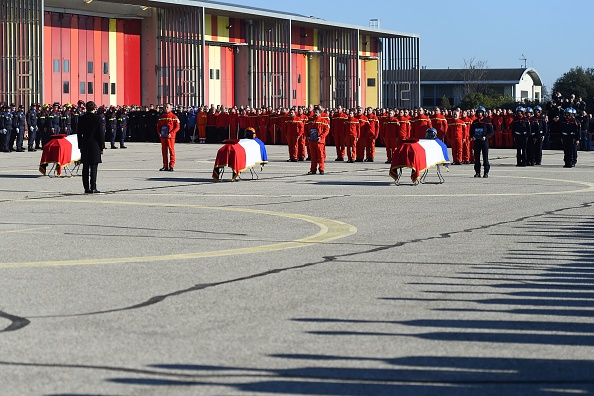 Hommage du président Emmanuel Macron aux trois héros décédés lors d'un accident d'hélicoptère le 1er décembre 2019. (Photo : SYLVAIN THOMAS/POOL/AFP via Getty Images)