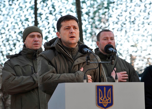 -Le président ukrainien Volodymyr Zelensky rencontre des militaires lors de sa visite dans la région de Donetsk le 6 décembre 2019. Des troupes de première ligne combattant les séparatistes soutenus par Moscou dans l'est du pays quelques jours avant des pourparlers cruciaux sur le conflit avec Vladimir Poutine. Photo par EVGENIYA MAKSYMOVA / AFP via Getty Images.