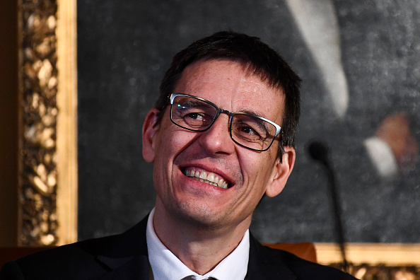 Didier Queloz, lauréat suisse du Prix Nobel de physique 2019, lors d'une conférence de presse avec les lauréats du prix Nobel de physique, chimie et économie à l'Académie royale suédoise des sciences, le 7 décembre 2019 à Stockholm, en Suède.(Photo : JONATHAN NACKSTRAND/AFP via Getty Images)