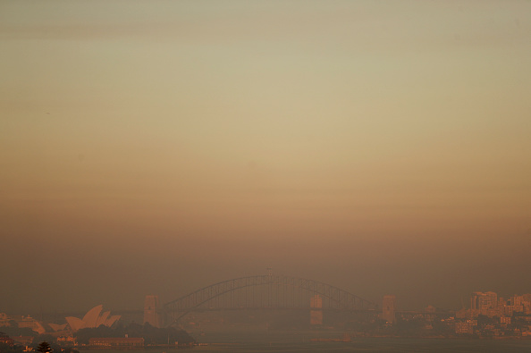 La fumée couvre la ville de Sydney au lever du soleil.  (Photo : Ryan Pierse/Getty Images)