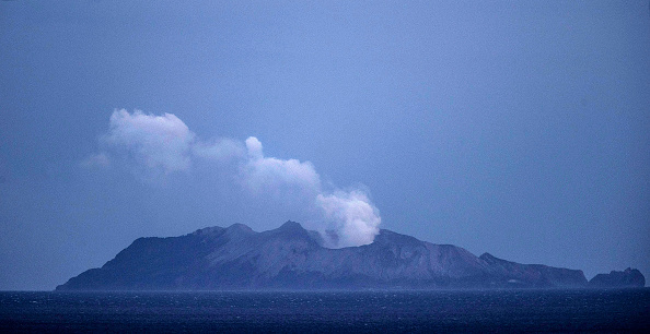 La fumée et les cendres s'échappent d'un volcan sur l'île White tôt le matin le 10 décembre 2019 à Whakatane, Nouvelle-Zélande. Cinq personnes ont été confirmées mortes et plusieurs personnes sont portées disparues à la suite d'une éruption volcanique sur l'île White. (Photo : John Boren/Getty Images)