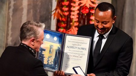 Abiy Ahmed, accueilli en héros à Addis Abeba, espère rencontrer « bientôt » l’Erythréen Issaias