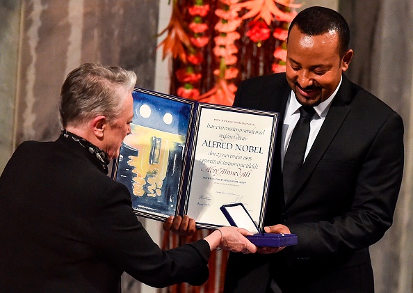 -Le Premier ministre éthiopien et lauréat du prix Nobel de la paix Abiy Ahmed Ali reçoit le prix Nobel de la paix de Berit Reiss-Andersen, présidente du Comité Nobel norvégien lors d'une cérémonie à l'hôtel de ville d'Oslo le 10 décembre 2019. Photo de FREDRIK VARFJELL / AFP via Getty Images.