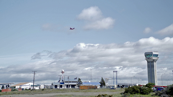 Vue de l'aéroport de Punta Arenas, au Chili, le 10 décembre 2019. - Des avions de sauvetage et des navires ont participé au secours mardi en pleine mer entre la pointe sud de l'Amérique du Sud et l'Antarctique pour trouver un avion de la Chilean Air Force qui a disparu avec 38 personnes à bord.(Photo : PABLO COZZAGLIO/AFP via Getty Images)